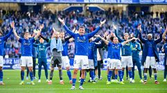Los jugadores del Oviedo celebran el triunfo ante el Girona, con Thiago Fern�ndez en primer plano