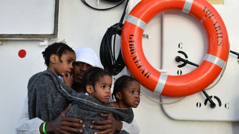 Un padre con sus tres hijos a bordo de un barco de rescate en aguas del Mediterrneo.