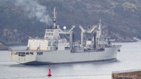 El buque, saliendo de la ría de Ferrol. 