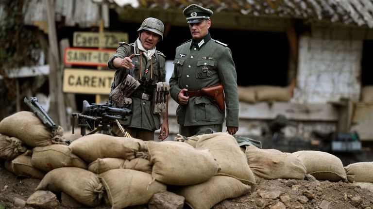 Dos participantes en la recreación histórica «Normandía 44»
