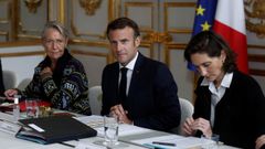 El presidente de Francia, Emmanuel Macron, junto a su equipo de Gobierno en el Elseo.