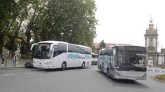 Autobuses de distintas lneas en la parada de la plaza de Galicia, el principal intercambiador del centro de la ciudad.