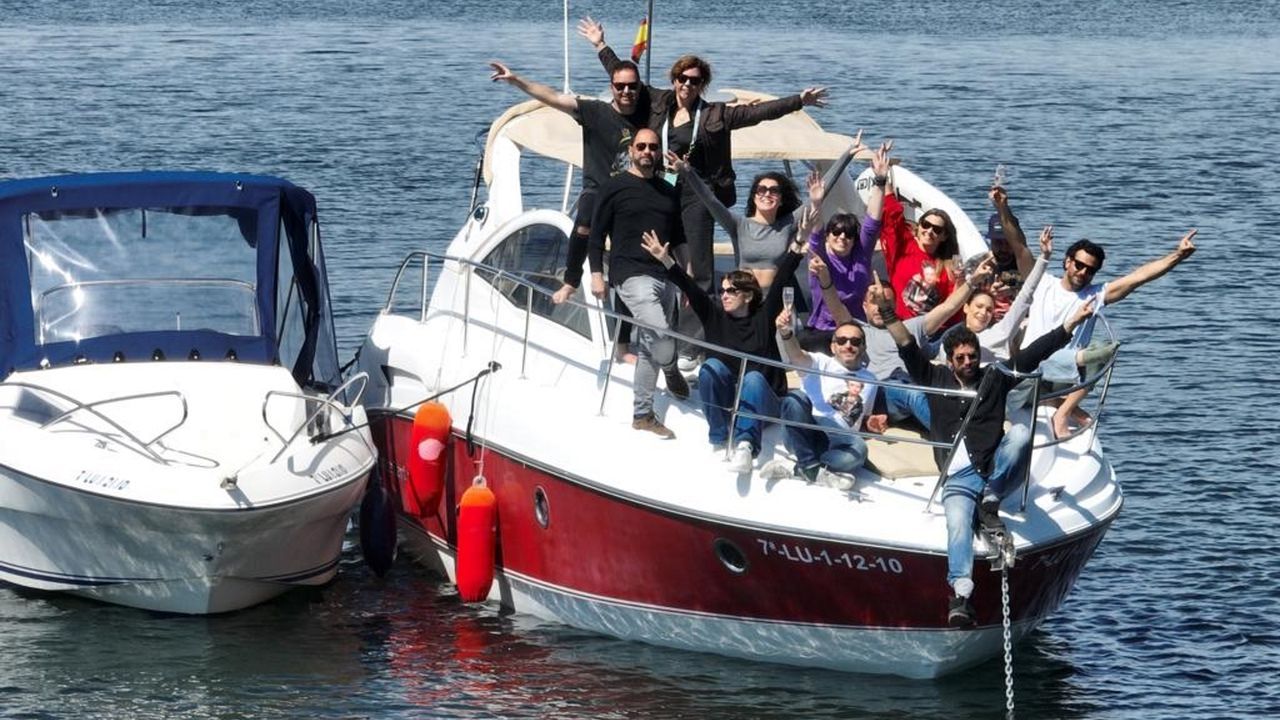 El equipo del restaurante Toxotiene todo a punto para abrir en Ourense.Los participantes en la segunda edicin de Los viajes de Belinda, en barco en Ribadeo