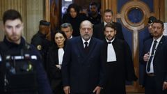 El ministro de Justicia francés, Éric Dupond-Moretti, abandona el Tribunal de Justicia de la República.