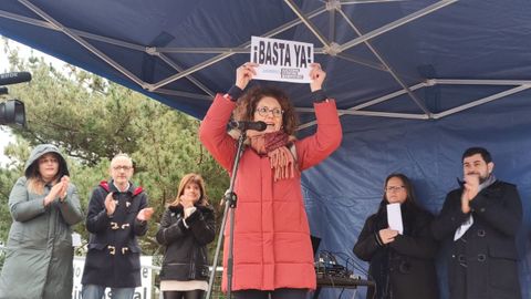 Ana Fernández con un cartel en la concentración por el Hospital de Jarrio