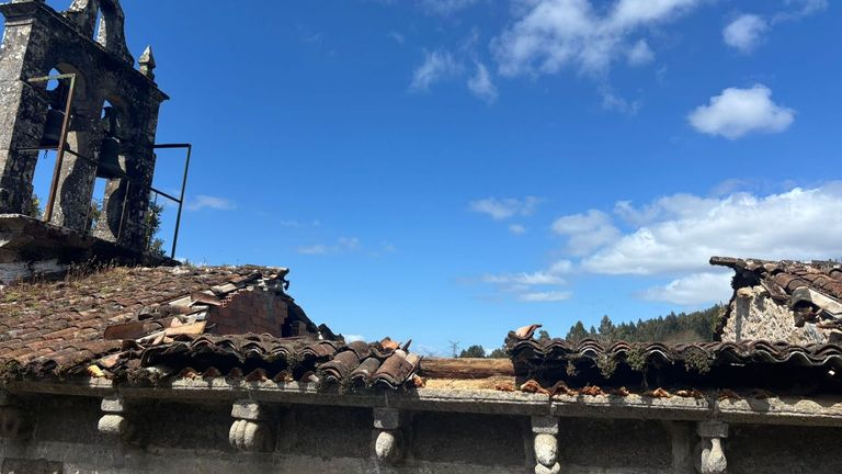 Gran parte del tejado de la iglesia románica de Carboeiro se desplomó