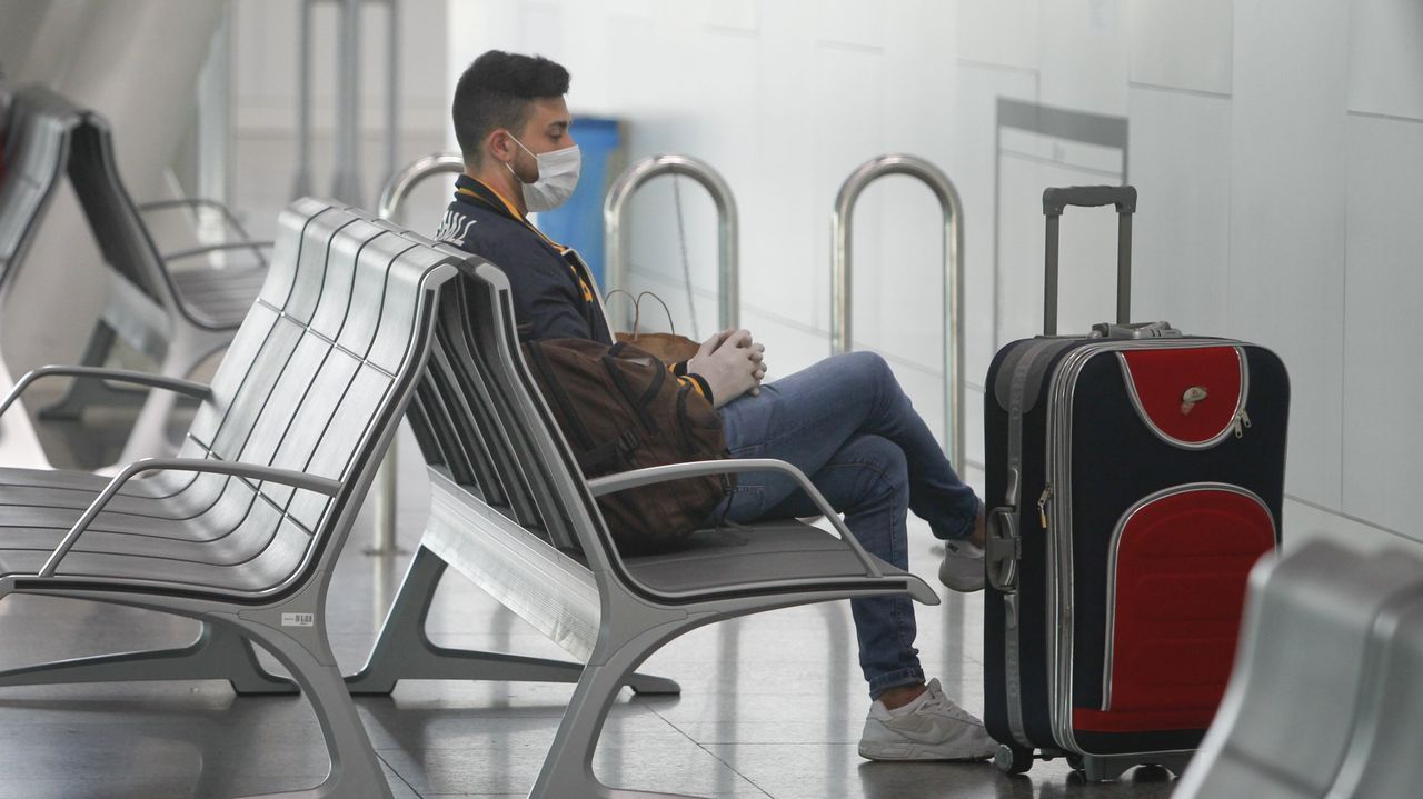 Un pasajero espera la salida de su vuelo en el aeropuerto de Lavacolla