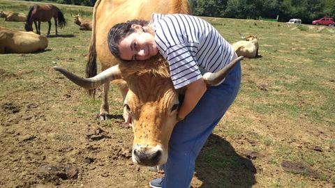 La vaca Rabanita abrazanda por su dueña