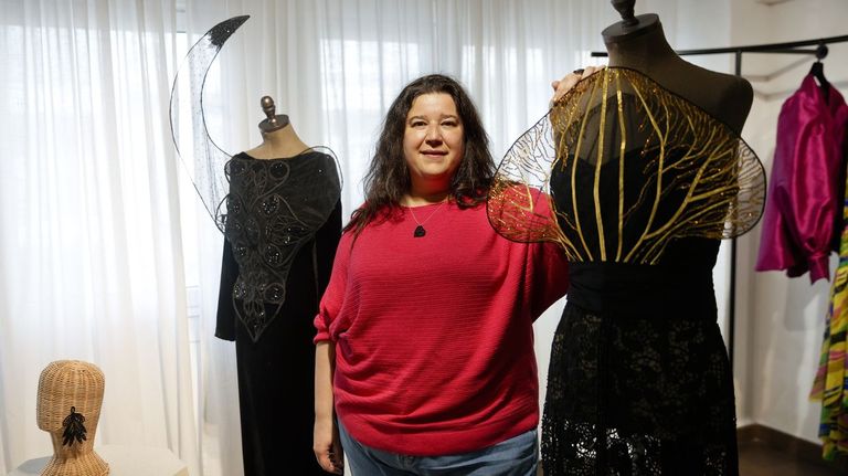 La diseñadora y bordadora Zeltia Rodríguez Sedes, en su taller de A Coruña con algunas de las creaciones que realizó para la colección de la firma De los Aires.