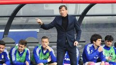 Cuco Ziganda da �rdenes durante el Amorebieta - Real Oviedo