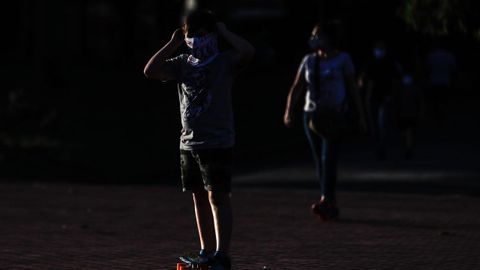 Un niño utiliza una mascarilla en un barrio de Buenos Aires