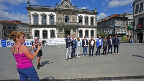 La foto de los nueve candidatos a la alcalda de Pontevedra despert expectacin entre unos turistas alemanes