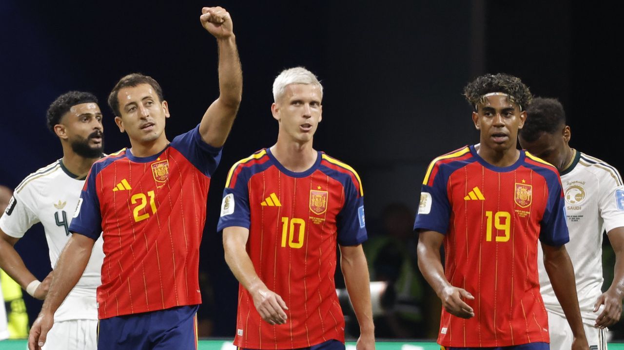 El delantero de la selecci�n espa�ola Mikel Oyarz�bal (izquierda) celebra tras marcar el segundo gol del partido del Mundial 2026 entre Espa�a y Arabia Saud�, disputado en Atlanta (EE.UU.)