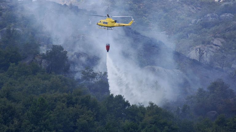 Un helicóptero haciendo una descarga