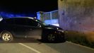 Una mujer resulta herida tras colisionar con el muro de una casa en Tapia