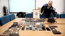 Llaves, móviles, gafas y carteras se acumulan en la Policía Local de Ames, a la espera de que los reclamen sus dueños.