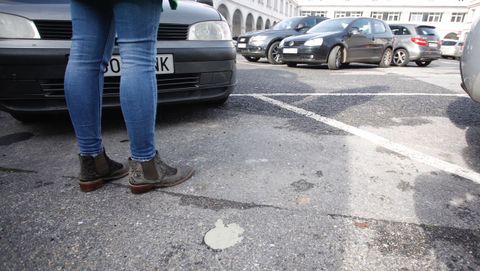 Los sensores que detectan si las plazas estn libres estn incrustados en el asfalto