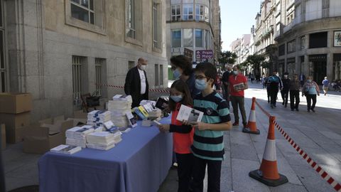 Letras Galegas: entrega de libros na rúa do Paseo, en Ourense