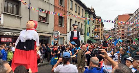 Desfile en Arriondas previo al Descenso del Sella 2017