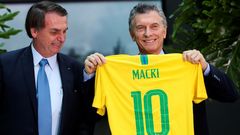 Bolsonaro, con Macri y una camiseta de la seleccion brasilea