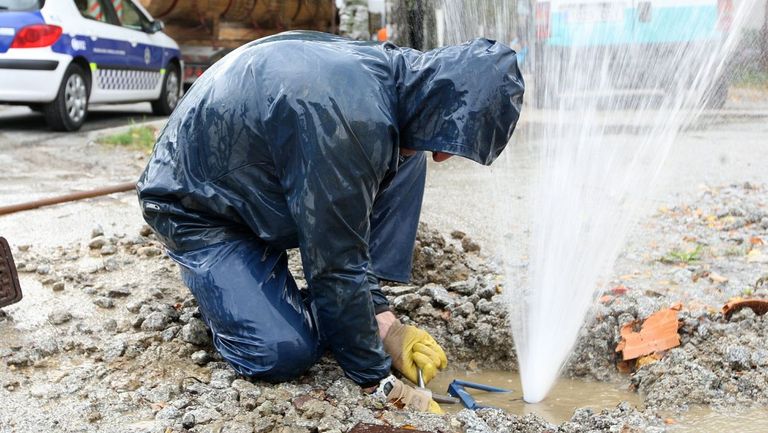 Imagen de archivode una fuga de agua por la rotura de una tubería en Canido