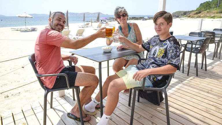 Javier, Céline e Iker, veraneantes suizos en Noalla: «El sur de Galicia es imbatible, siempre hay sol, playa y buen marisco»
