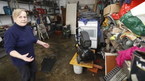 Ángeles Vázquez, junto a la cocina y el compresor que le estropeó el agua en su garaje