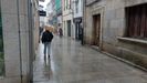 Transeúntes con paraguas en la calle Cardenal de Monforte, en una imagen del pasado día 8
