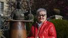 Aurora Baranda posa frente a la escultura en honor a las pulpeiras en O Carballiño