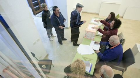 Un momento de la votacin de las elecciones municipales el pasado da 26 en una de las mesas de Sarria