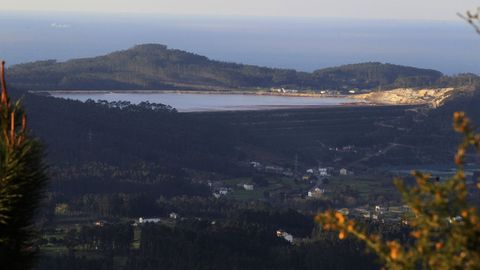 Vista de la balsa de lodos rojos de Alcoa