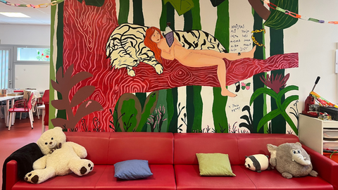 Uno de los murales pintados por usuarias de ABAC en la sala de estar que est al lado del comedor.