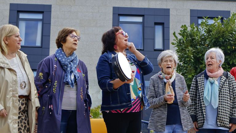 El grupo Malvela sobrevivió a un accidente en la A-6: <span lang="gl">«Foi unha película de terror, o chofer salvounos a vida»</span>