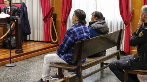 Los acusados, el condenado y su mujer absuelta, durante la celebracin del juicio en la Audiencia.