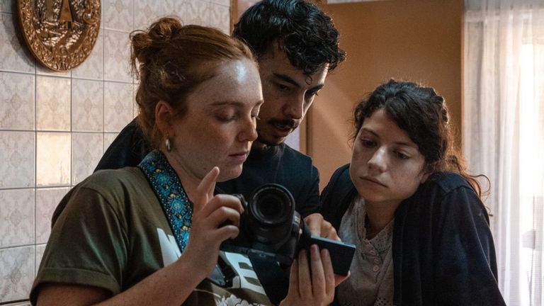 El asturiano Rafa Álvarez, conocido artísticamente como Howi Álvarez, junto con Lia Lugilde (directora de fotografía) y Laura Ubach (actriz) durante el rodaje de Soledá