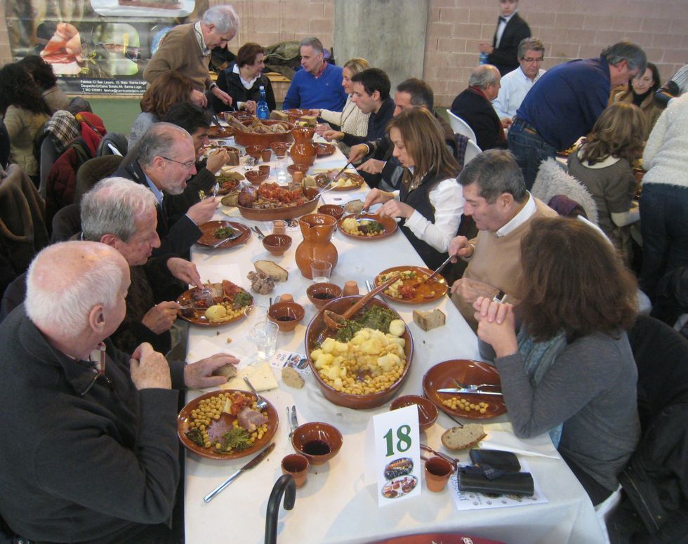 Sarria, Vilalba y A Fonsagrada despidieron el a�o corriendo.El p�vot Cheik, presionado por Trevijano ante la mirada de Jorge. 