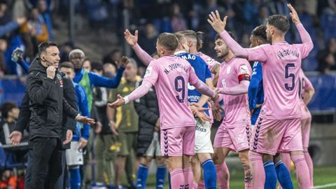 Los jugadores del Oviedo y del Eldense esperan mientras Arcediano Monescillo está en el monitor