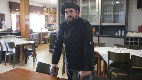 Aarón Vergara Vergara estudió en la escuela de hostelería de Pontedeume y ahora es el jefe de cocina del restaurante familiar