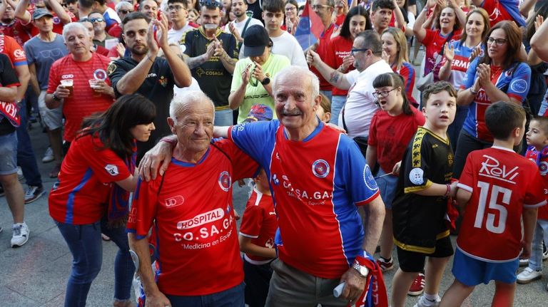 Los abuelos de la UD Ourense: 60 años en O Couto, miles de kilómetros y ajos en la portería para evitar goles