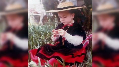 Con cuatro aos, en casa de su madrina, en Pontevedra. En las Fiestas de la Peregrina todos los primos se vestan con el traje tradicional gallego. 