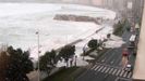 Una ola gigante traspasa el paseo marítimo de A Coruña en el 2008