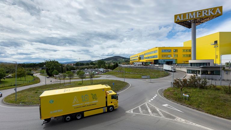 Camión 100% eléctrico llegando al centro logístico de Alimerka