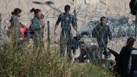 Migrantes cerca del muro que separa la frontera estadounidense,a finales de noviembre en la Ciudad Jurez (Mxico).