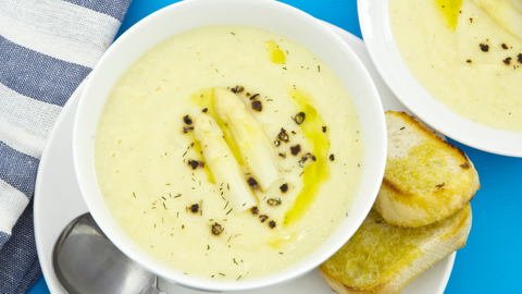 Crema de esp�rragos blancos con aceite de oliva por encima.
