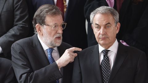 Los expresidentes del Gobierno Mariano Rajoy y Jos� Luis Rodr�guez Zapatero, tras la jura de la Constituci�n