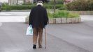 Personas mayores paseando por Ferrol