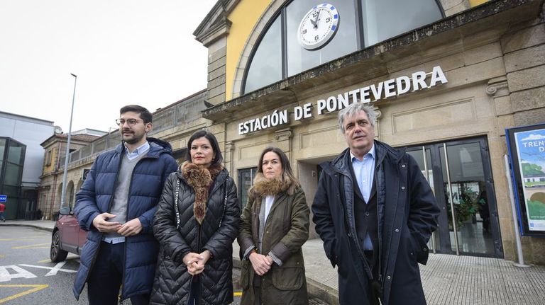 Diputados y senadores del PP, a pie de la estación de Renfe en Pontevedra: «¡Óscar Puente, dimisión!»