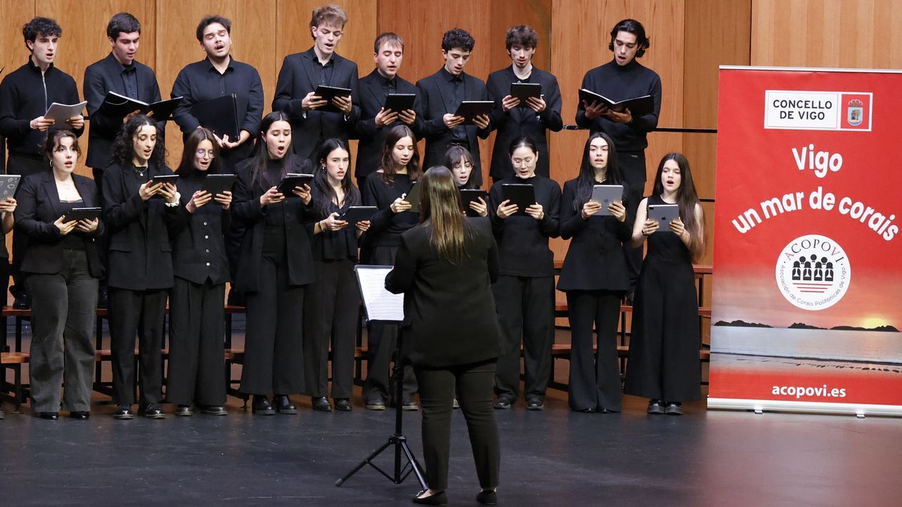 El concejal de Xuventude, Demetrio G�mez, con parte de los monitores de esta nueva edici�n de Noites Abertas