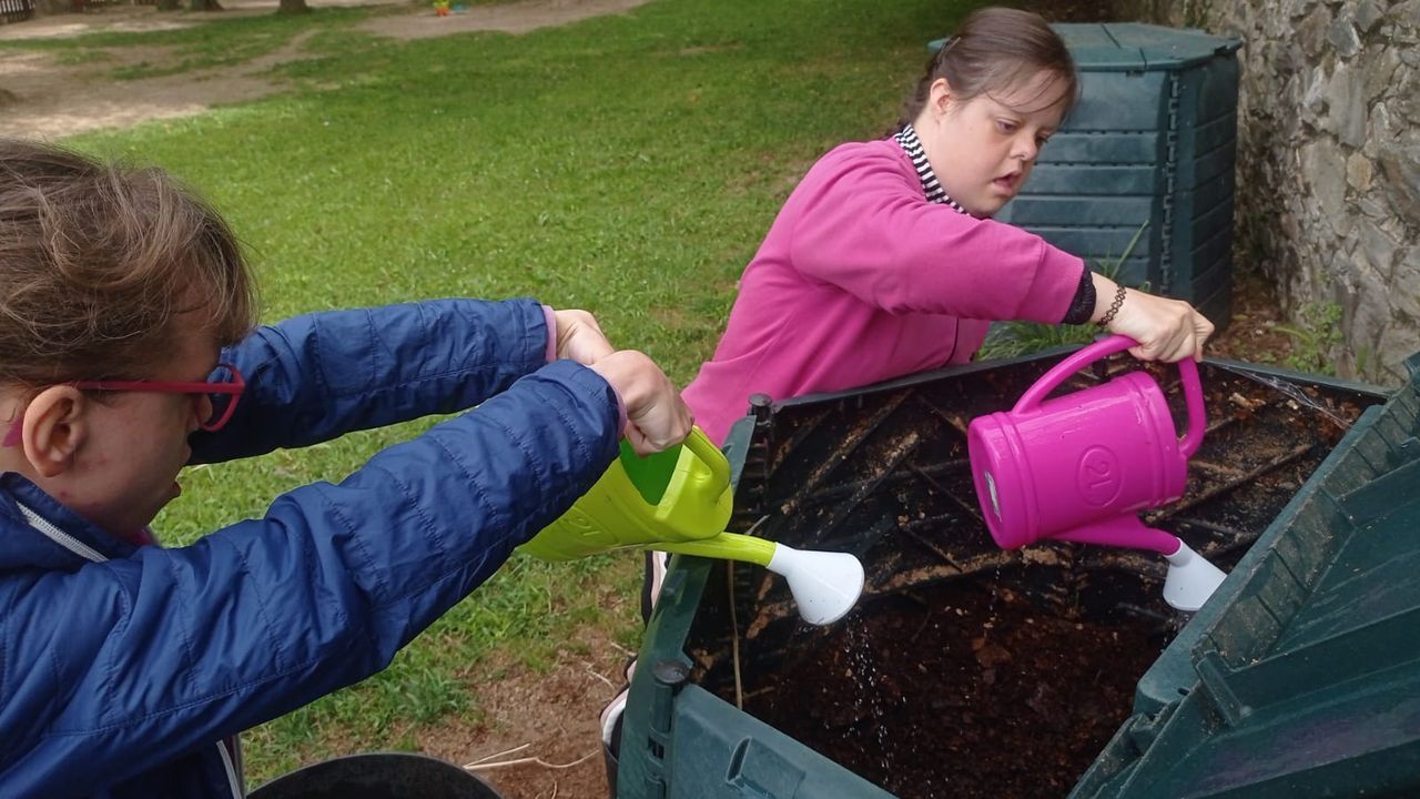 Premios de la AJE 2025 en Pontevedra.Participantes del proyecto, durante una actividad.