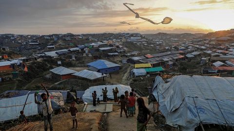 Niños refugiados rohinyás vuelan cometas improvisadas en el campamento de refugiados de Kutupalong, cerca de Cox’s Bazar, Bangladés